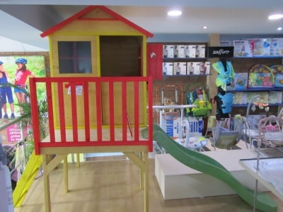 Детска дървена къща с пързалка