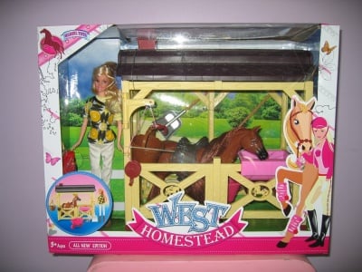 Детска играчка кукла с кон и конюшня