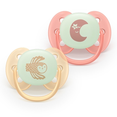 Комплект от 2 броя ортодонтични силиконови залъгалки Philips AVENT Ultra Soft NightTime SCF094/02, светещи в тъмното, в кутия за стерилизиране, plant-based