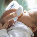 Комплект от 2 броя биберони за хранене на новородено Philips AVENT Natural SCF657/27 със свободен поток и много бавен дебит, 0м