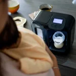 Уред за приготвяне на адаптирано мляко Tommee Tippee Perfect Prep Day & Night с дигитален дисплей и мека нощна светлина, включен филтър за вода и шише 125 мл 0м+