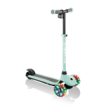 Globber E-MOTION 4 PLUS дете се вози на тротинетката