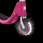 GLOBBER FLOW 125 LIGHTS RUBY - детайл на кормилото