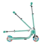 GLOBBER FLOW FOLDABLE JUNIOR детайл на колелата със светлини