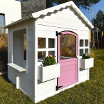 Детска Дървена Къщичка за Игра GINGER HOME – Градинска Къща с Прозорци и Саксии, Бяла, 123×106×125 см