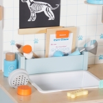 Детска Ветеринарна Клиника Играчка GINGER HOME – Дървен Ветеринарен Център с Аксесоари и Плюшено Куче, 89×57×30 см