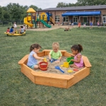 Детски дървен пясъчник GINGER HOME – 8-странен модел с 4 седалки, 134.5×134.5 см