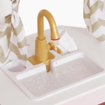 Голяма Детска Дървена Кухня GINGER HOME, Ъглова с Мивка с Течаща Вода, Звук и Светлина, Хладилник, Микровълнова, Пералня, Прозорец, Завеси и Аксесоари, 134x80x99 см