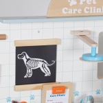 Детска Ветеринарна Клиника Играчка GINGER HOME – Дървен Ветеринарен Център с Аксесоари и Плюшено Куче, 89×57×30 см
