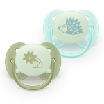 Комплект от 2 броя ортодонтични силиконови залъгалки Philips AVENT Ultra Soft NightTime SCF094/01, светещи в тъмното, в кутия за стерилизиране, plant-based