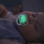 2 броя светещи в тъмното, ортодонтски силиконови залъгалки Philips AVENT SCF376/25 Ultra Air NightTime, 0-6м, с картинки, в кутия за стерилизиране