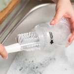 Tommee Tippee 2-in-1 Clean Четка от две части за почистване на бебешки шишета и биберони, бяло и сиво