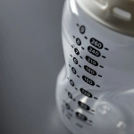 Комплект от 2 броя бебешки шишета за хранене Tommee Tippee Natural Start САМОСТЕРИЛИЗИРАЩО, 260 мл, с биберон с бавен поток 0м+ (1 капка)