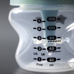 Самостерилизиращо се шише за хранене Tommee Tippee Advanced Anti-Colic+, 150 мл, 0м+, с иновативна система за намаляване на коликите