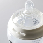 Бебешко шише за хранене Tommee Tippee Natural Start САМОСТЕРИЛИЗИРАЩО, 150 мл, с биберон с бавен поток 0м+ (1 капка)