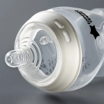 Комплект от 2 броя бебешки шишета за хранене Tommee Tippee Natural Start САМОСТЕРИЛИЗИРАЩО, 340 мл, с биберон със среден поток 3м+